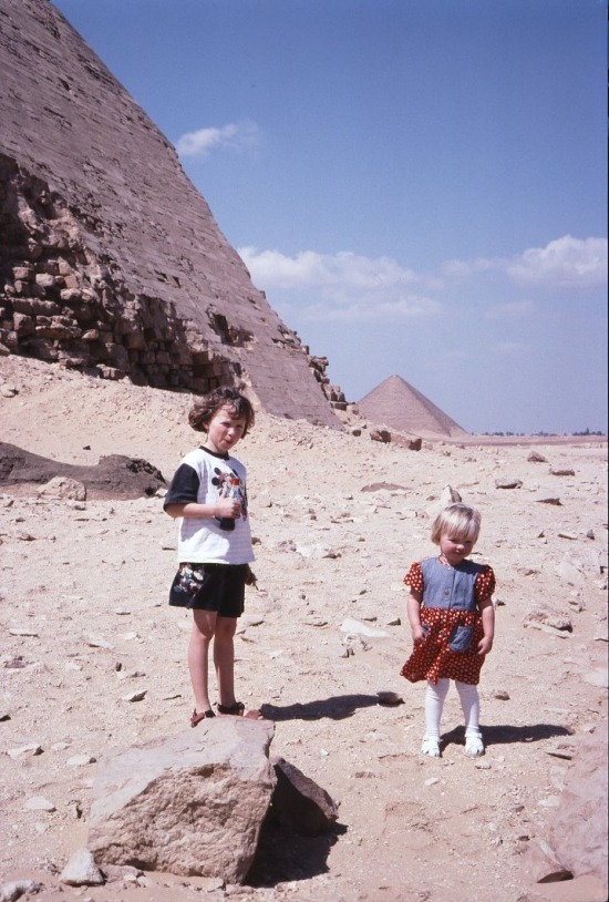 Freja og Luna ved Pyramide