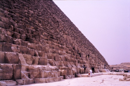 Karin og Freja ved Pyramide i Egypten