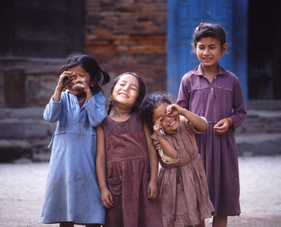 Piger i Nepal vil gerne fotograferes